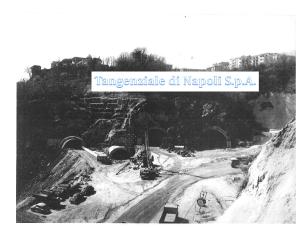 Foto storica: imbocchi delle gallerie in scavo nella parete di tufo, con mezzi da cantiere nel piazzale e la collina di Capodimonte sopra