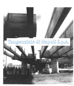 Foto storica dal basso: le travi dell'impalcato del viadotto appoggiate sulle pile, con auto d'epoca parcheggiate sotto