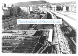 Foto storica: l'impalcato del viadotto in costruzione visto lungo l'asse, con armature in ferro e il quartiere di Fuorigrotta ai lati