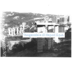 Foto storica: le pile e il primo impalcato del viadotto visti dalla vallata di via Cilea, con la collina e i palazzi sullo sfondo
